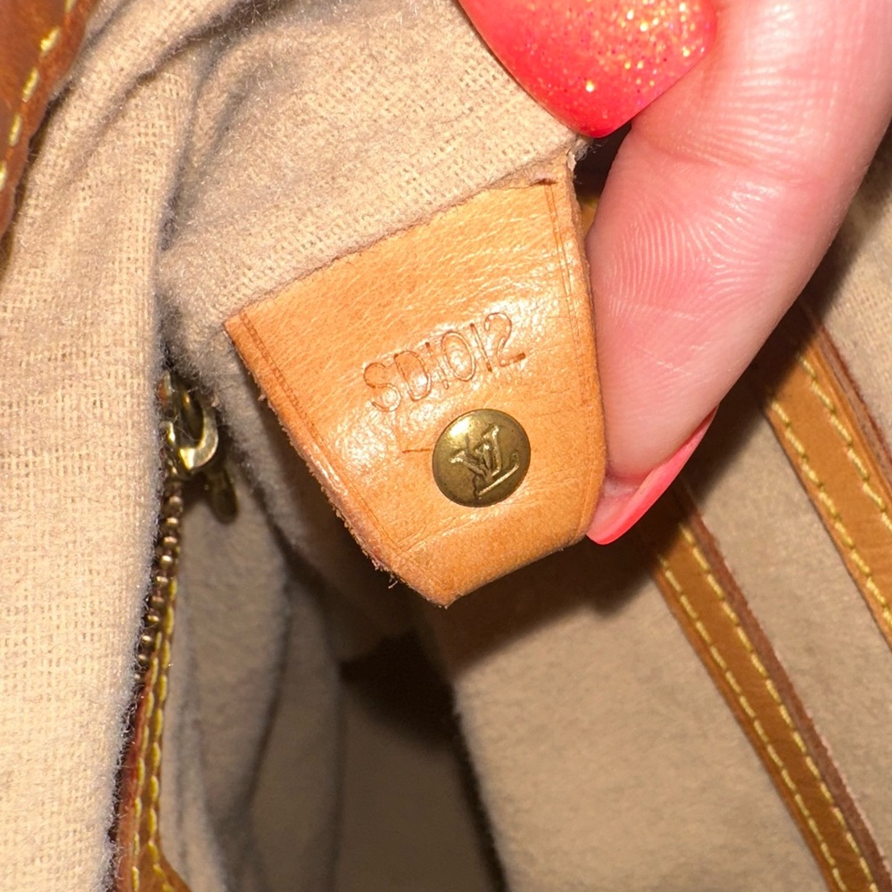 Authentic Louis Vuitton Bucket GM Monogram Tote. This is such a beauty! - Picture 11 of 13